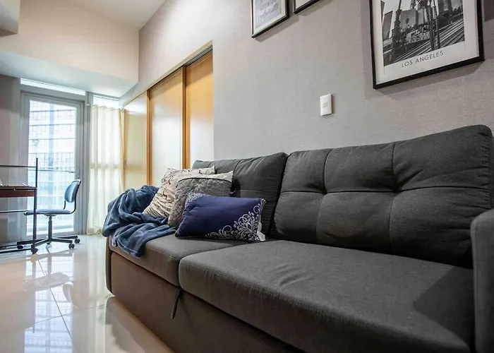 Cozy 1br With Balcony And Netflix In Uptown Bgc Manila
