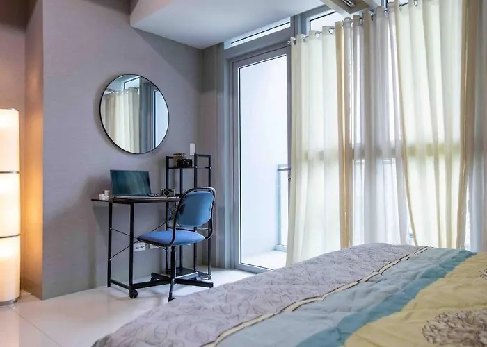 Cozy 1br With Balcony And Netflix In Uptown Bgc *