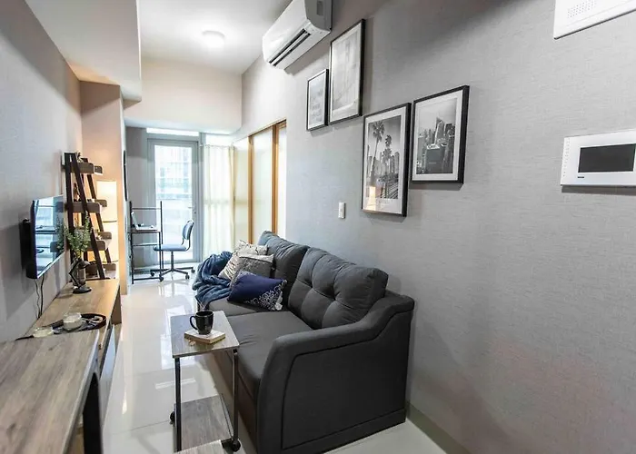 Cozy 1br With Balcony And Netflix In Uptown Bgc Manila