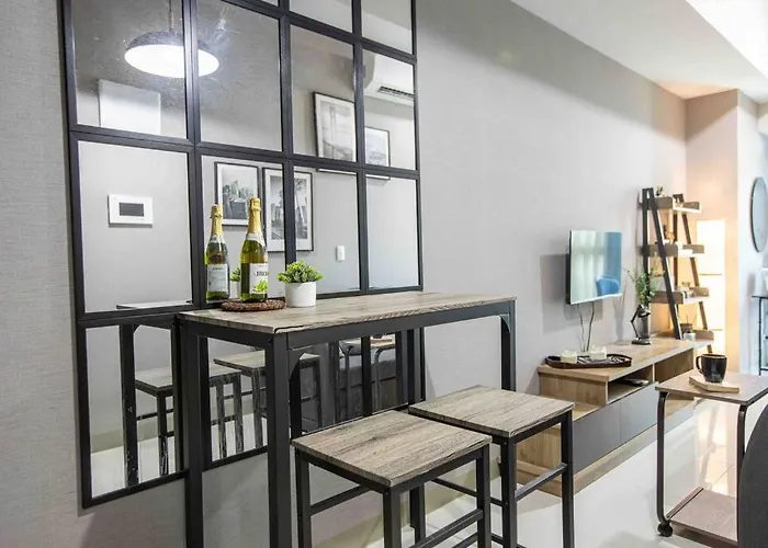 Apartamento Cozy 1br With Balcony And Netflix In Uptown Bgc *