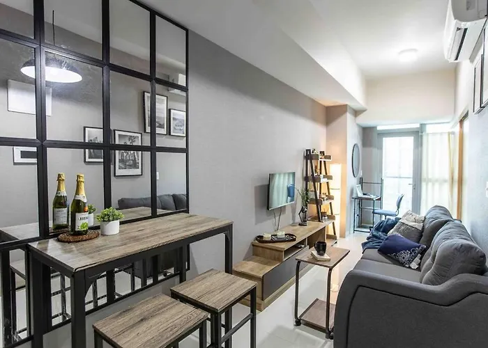 Cozy 1br With Balcony And Netflix In Uptown Bgc